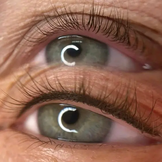 Detalle de mirada con línea entre pestañas
